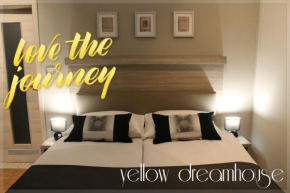 Отель Yellow Dreamhouse, Постойна